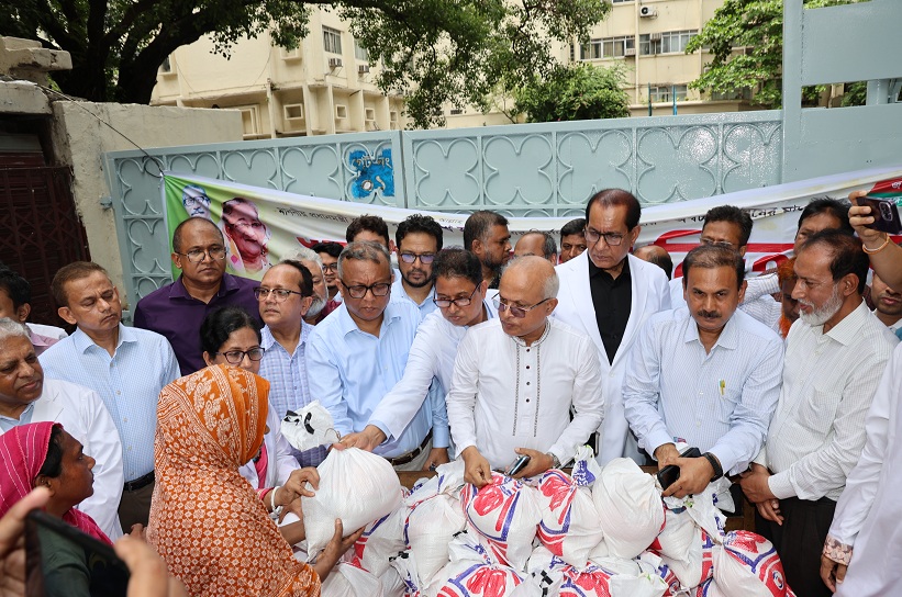 নিম্ন আয় ও দুঃস্থদের মাঝে স্বাচিপের ত্রাণ বিতরণ